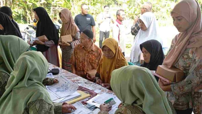 Lansia diperiksa kesehatan