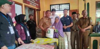 Penyaluran beras bantuan