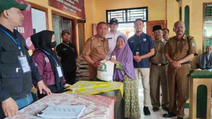 Penyaluran beras bantuan