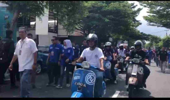 Komunitas Vespa Asli Ciamis Pisan ikut mengantarkan Pasangan Herdiat-Yana mendaftar ke KPU untuk maju di Pilbup Ciamis 2024.