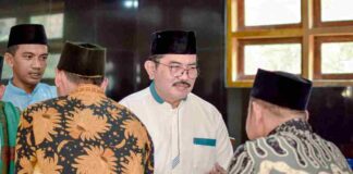 Pj Bupati Ciamis Engkus Sutisna silaturahmi bersama warga Cidolog melalui Jumat Keliling. Silaturahmi dilaksanakan sekaligus salat jumat