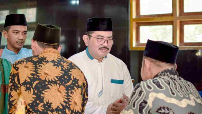 Pj Bupati Ciamis Engkus Sutisna silaturahmi bersama warga Cidolog melalui Jumat Keliling. Silaturahmi dilaksanakan sekaligus salat jumat