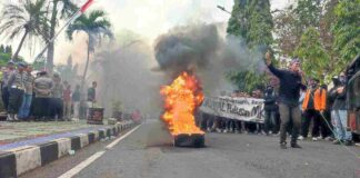 Mahasiswa unjuk rasa