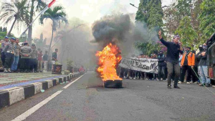 Mahasiswa unjuk rasa