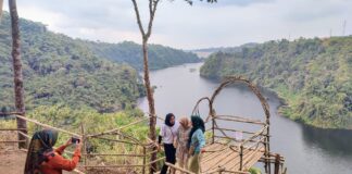 Wisata dadakan bendungan leuwikeris