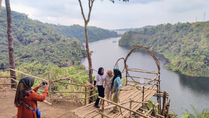 Wisata dadakan bendungan leuwikeris