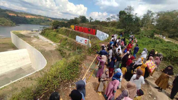 Mereka memilih Bendungan Leuwikeris tujuan alternatif wisata menghabiskan libur panjang maulid nabi Muhammad SAW, Senin (16/9/2024).