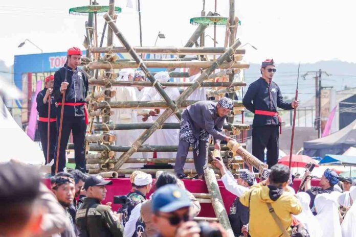 Ribuan warga Panjalu dan dari berbagai daerah mengikuti Tradisi Adat Nyangku di Taman Borosngora, Senin (30/9/2024).