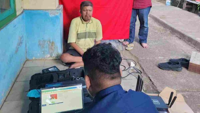 Dinas Kependudukan dan Pencatatan Sipil (Disdukcapil) Ciamis yang memberikan pelayanan perekaman KTP Elektronik kepada warga penyandang disabilitas.