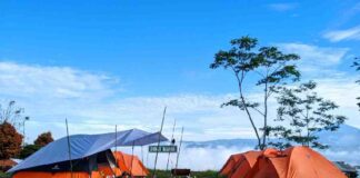 Bukit Baros, sebuah destinasi kemah yang tengah naik daun di Ciamis, menjadi pilihan tepat bagi para pencinta alam