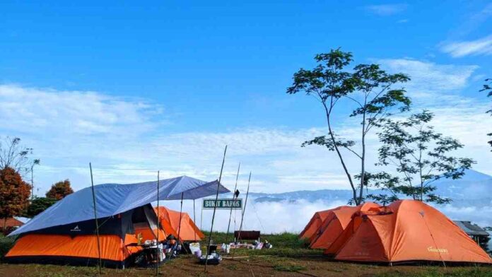 Bukit Baros, sebuah destinasi kemah yang tengah naik daun di Ciamis, menjadi pilihan tepat bagi para pencinta alam