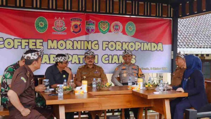 Menyambut Pilkada Serentak 2024, jajaran Forkopimda Kabupaten Ciamis menggelar Coffee Morning yang berlangsung di Joglo Polres Ciamis