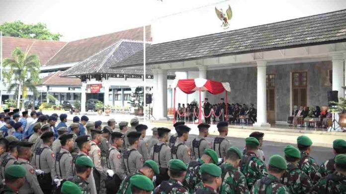 Pemerintah Kabupaten Ciamis menggelar upacara peringatan Hari Pahlawan ke-79 di halaman Pendopo Bupati pada Minggu (10/11/2024).