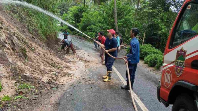 Damkar bersihkan Jalan