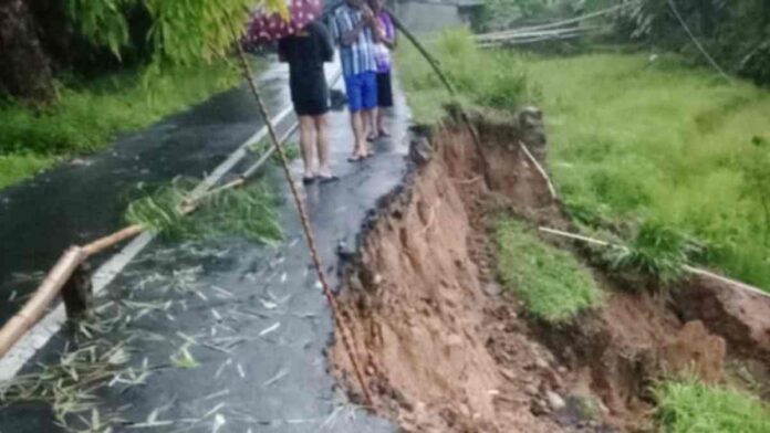 Tanah longsor tersebut terjadi sekitar pukul 17.00 WIB dan menyebabkan kerusakan pada jalan penghubung antara Kecamatan Rancah dan Kabupaten Kuningan.