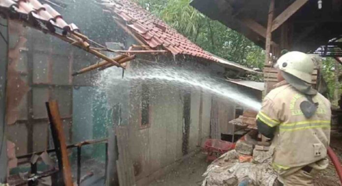 Rumah terbakar listrik