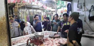 melakukan inspeksi mendadak (sidak) di Pasar Tradisional Singaparna, Selasa pagi (24/12/2024).