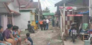 Detasemen Khusus (Densus) 88 Antiteror mengamankan seorang terduga teroris di Desa Jayaratu, Kecamatan Sariwangi, Kabupaten Tasikmalaya