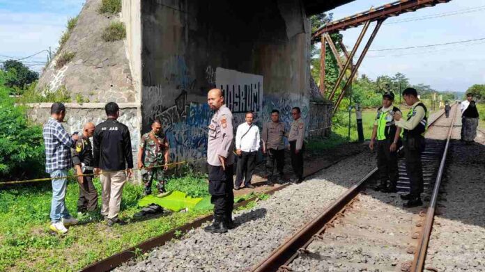 Irfan Syahrul Gunawan, pelajar kelas 8 SMP N 5 Kota Banjar, Jawa Barat, meninggal dunia setelah tertabrak kereta api Serayu.