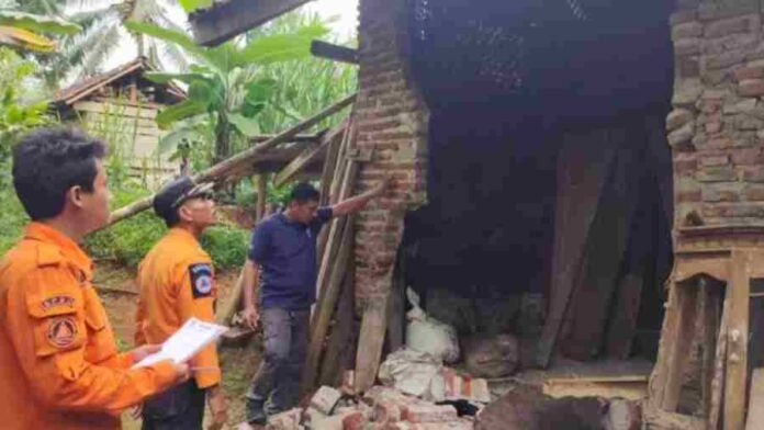 Hujan deras yang mengguyur wilayah Desa Sukasari, Kecamatan Tambaksari, Kabupaten Ciamis, pada Kamis (19/12/2024) malam