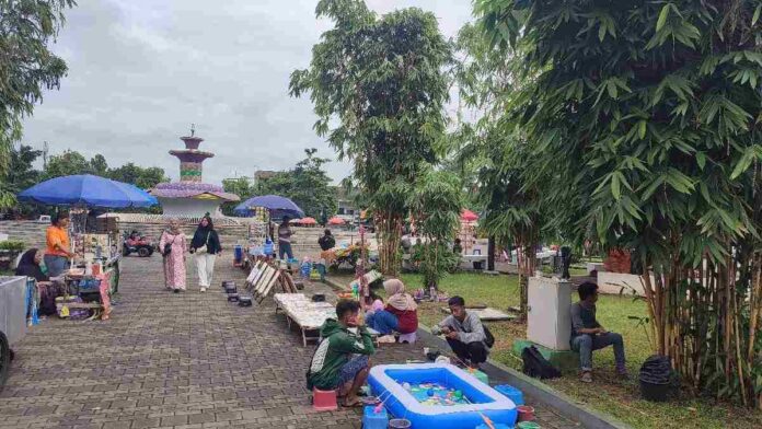 Ruang terbuka di pusat kota ini menawarkan pengalaman wisata murah meriah yang cocok untuk semua kalangan,