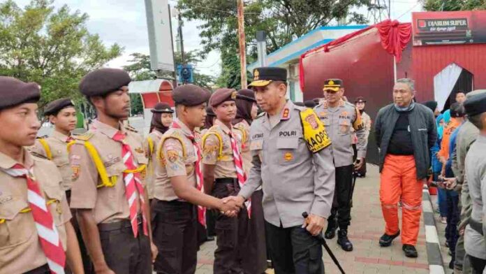 Kapolda Jabar, Irjen Pol Dr Akhmad Wiyagus, S.I.K., M.Si., M.M., melakukan kunjungan ke Pos Pam Terpadu Operasi Lilin Lodaya 2024