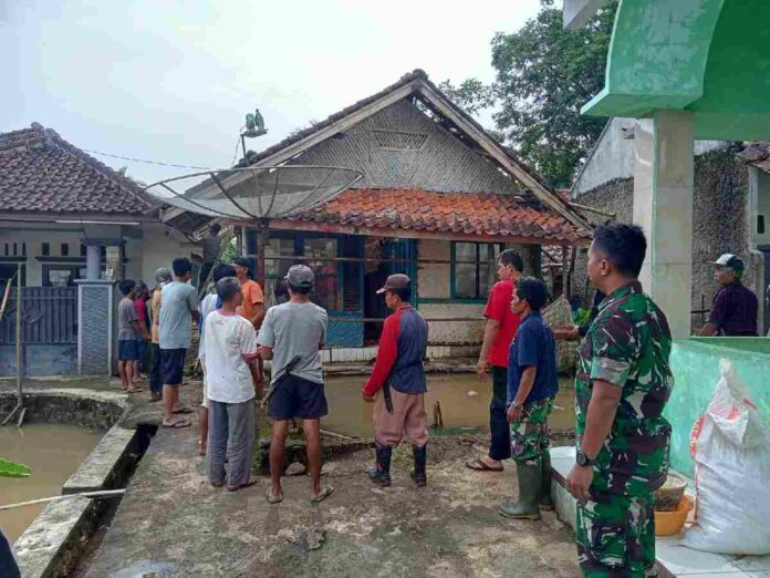 Atap rumah ambruk