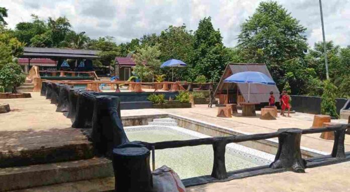 Kolam Renang dan Mini Zoo