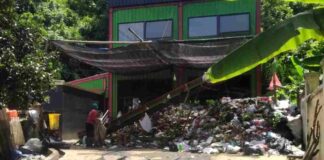 Bau menyengat tidak sedap ini berasal dari tumpukan sampah di tempat pengolahan sampah Kamisama, yang berada dekat pemukiman warga.