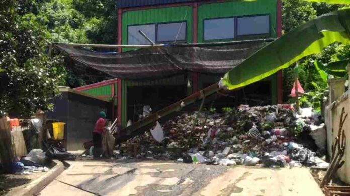 Bau menyengat tidak sedap ini berasal dari tumpukan sampah di tempat pengolahan sampah Kamisama, yang berada dekat pemukiman warga.