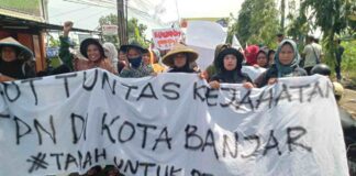 Ratusan petani yang tergabung dalam Serikat Petani Pasundan (SPP) menggelar aksi unjuk rasa di depan kantor DPRD Kota Banjar, Jawa Barat.