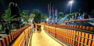 jembatan di Alun-alun Ciamis ini semakin terlihat estetik dengan lampu LED berwarna kuning yang menciptakan suasana syahdu.