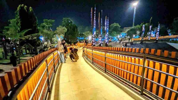 jembatan di Alun-alun Ciamis ini semakin terlihat estetik dengan lampu LED berwarna kuning yang menciptakan suasana syahdu.