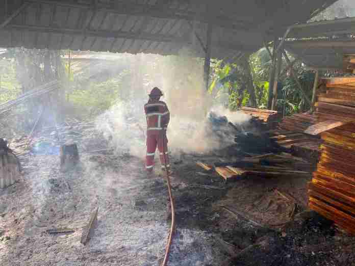 Pabrik pengolahan kayu kebakaran