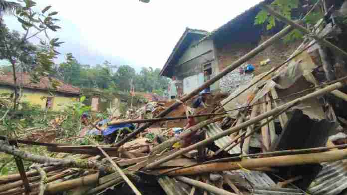 Hujan deras yang mengguyur wilayah Ciamis pada Selasa (19/3/2025) menyebabkan tanah longsor di Dusun Sigung 2, Desa Nasol