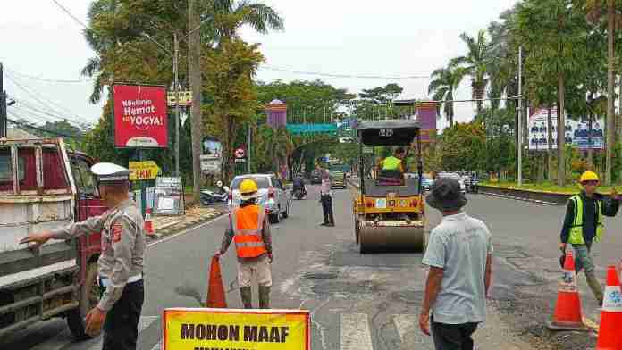 Tambal jalan rusak