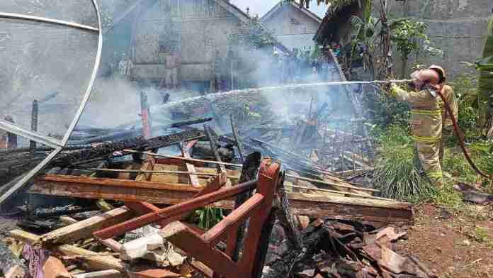 Kebakaran rumah korsleting listrik