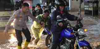 Hujan deras yang mengguyur wilayah Ciamis pada Rabu (12/3/2025) sore menyebabkan banjir dari saluran drainase, menggenangi Jalan Raya Nasional