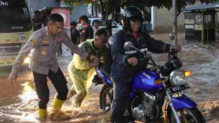 Hujan deras yang mengguyur wilayah Ciamis pada Rabu (12/3/2025) sore menyebabkan banjir dari saluran drainase, menggenangi Jalan Raya Nasional