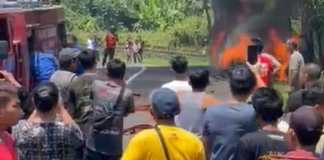 Sebuah mobil sedan yang membawa satu keluarga terbakar hebat di Jalan Husein Kartasasmita, Kelurahan Situbatu, Kecamatan Banjar, Kota Banjar