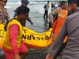 Wisatawan terseret ombak
