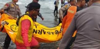 Wisatawan terseret ombak