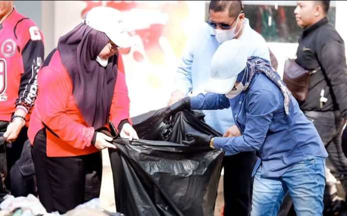 Bupati Pangandaran Bersihkan Sampah