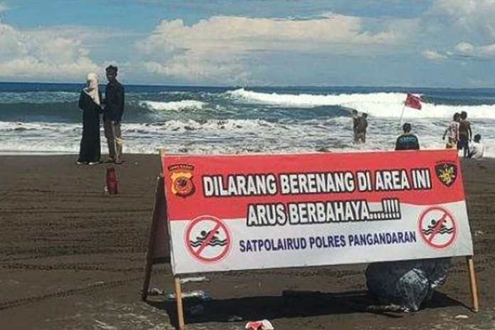 terdapat potensi bahaya yang perlu diwaspadai, terutama terkait dengan zona rawan kecelakaan saat berenang di Pantai Pangandaran.