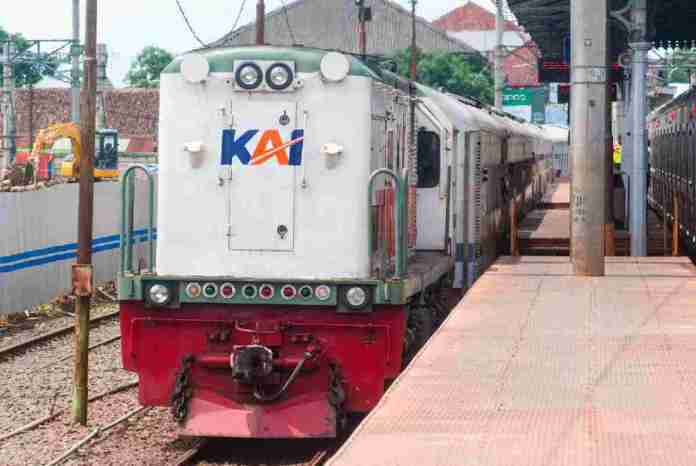 reaktivasi rel kereta api jalur Banjar–Pangandaran–Cijulang, yang selama ini telah lama tidak beroperasi.