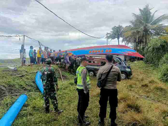 Dihantam Ombak Besar, Perahu Nelayan di Cikalong Tasikmalaya Terbalik, Korban Selamat Setelah Berenang 1 Kilometer