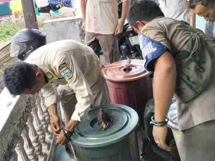 Satuan Polisi Pamong Praja (Satpol PP) Kota Banjar menggerebek sebuah rumah diduga jual miras