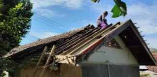 Angin Kencang Terjang Desa Selamanik, BPBD Ciamis Salurkan Bantuan Terpal dan Sembako