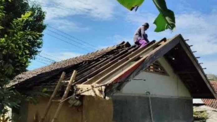 Angin Kencang Terjang Desa Selamanik, BPBD Ciamis Salurkan Bantuan Terpal dan Sembako