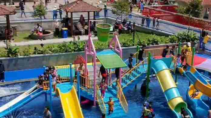 Waterpark Durian Hills, yang berlokasi di Dusun Sukamanah, Desa Sukawening, Kecamatan Cipaku, menjadi primadona baru